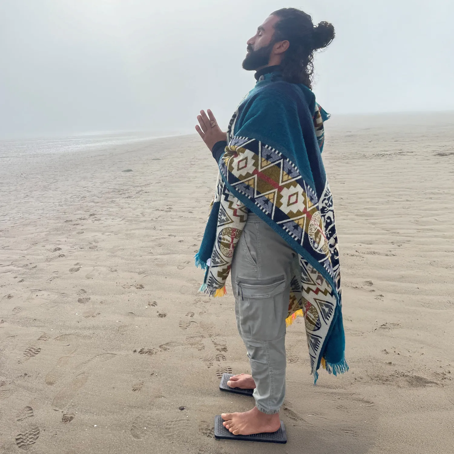 Sohrab Papahn auf einem Sadhu Board am Strand