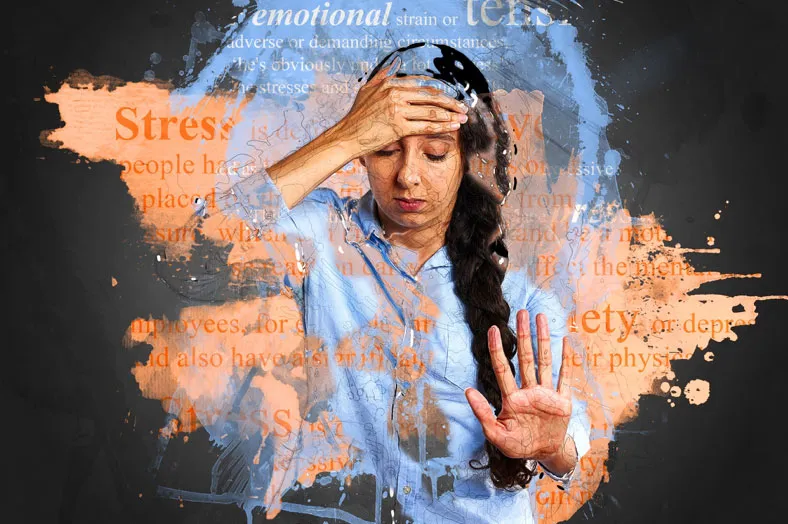 Collage: Eine Frau legt eine Hand an die Stirn und hebt abwehrend die andere, darüber liegen orange Farbflecken und Textfragmente eines Lexikoneintrags zu Stress